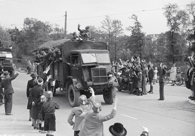 831590 Afbeelding van de doorkomst van de Prinses Irenebrigade die op weg is van Wageningen naar Den Haag, ter hoogte ...